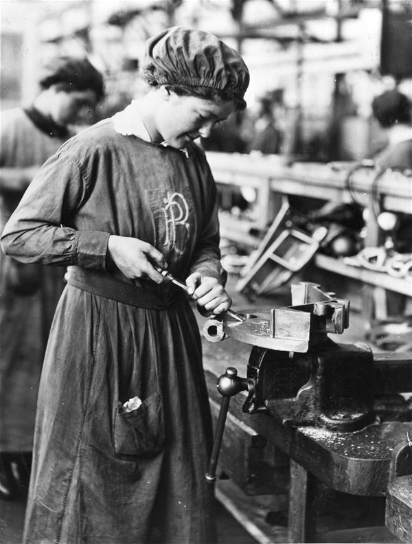 Press photograph of a women undertaking skilled work during WW1