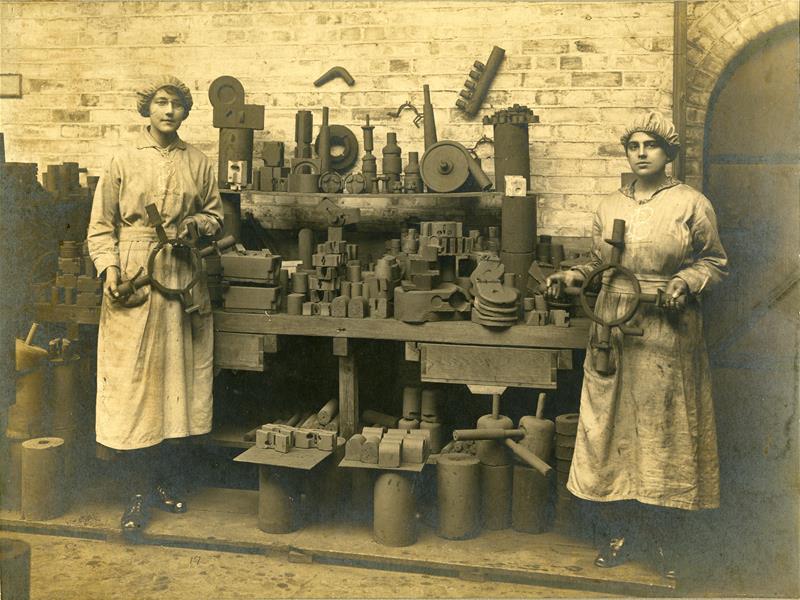 Press photograph of women factory workers during WW1